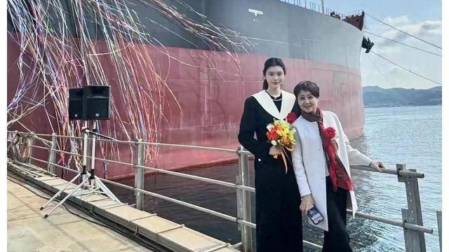 奚梦瑶携小姑子何超欣游法国酒庄，10岁年龄差也挡不住姑嫂情深