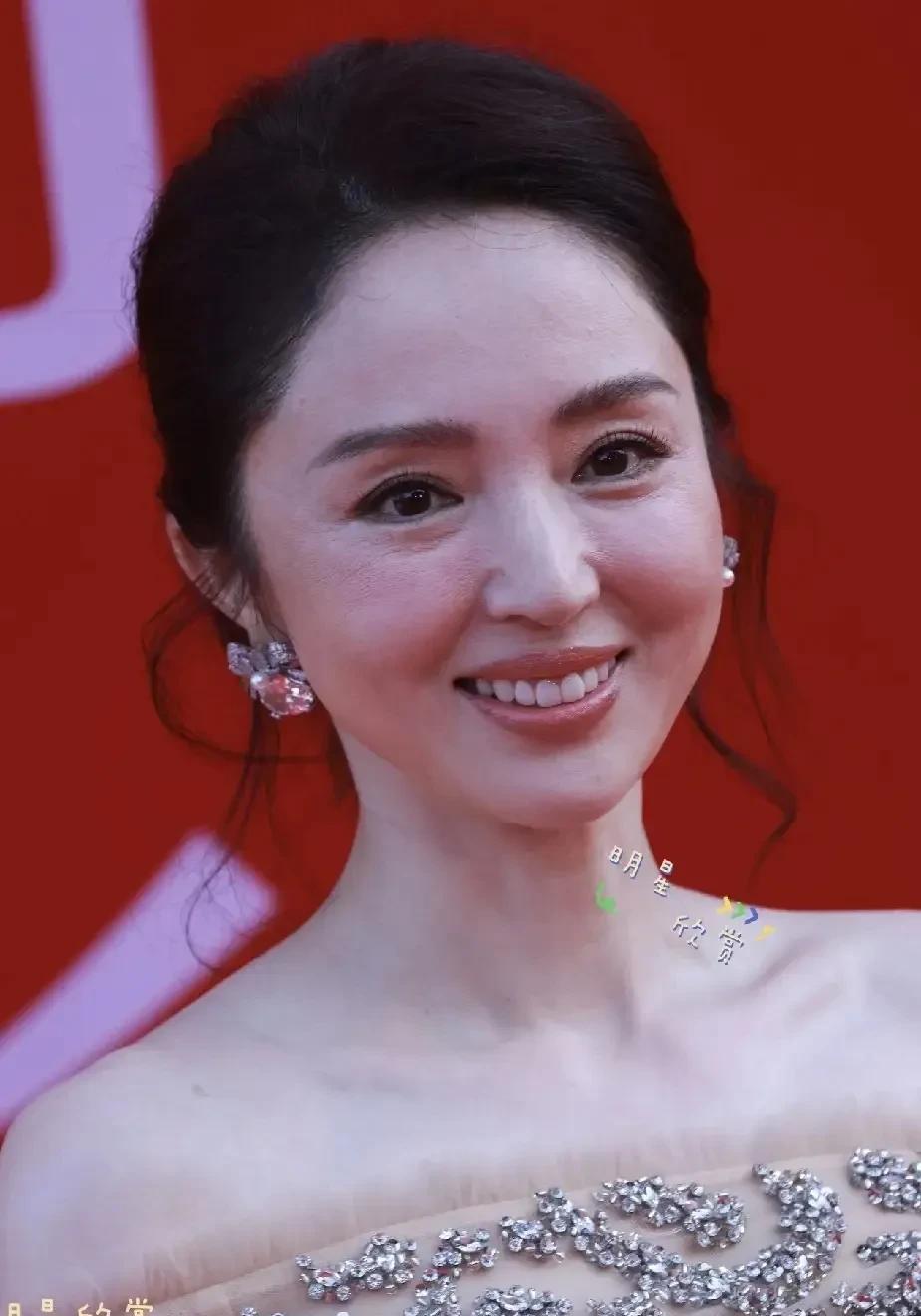 董璇的生图，其实真的很一般！
毕竟她已经是45岁了，不管怎么保养，还是会皮肤松弛