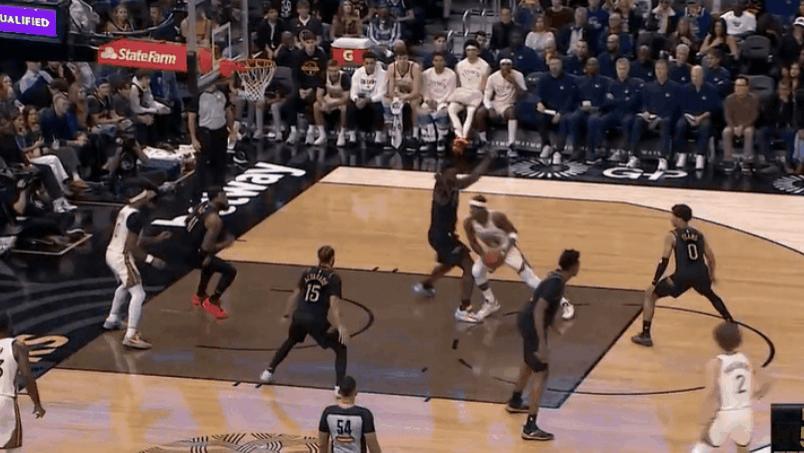 格林底角接球三分强投三不沾，勇士目前三分24中3