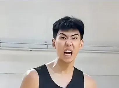 真是荒诞的提案
引发舆论哗然
广东男篮21岁中锋徐昕因为与主帅杜峰发生激烈言语冲