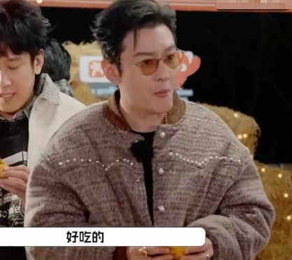 这场景太像现实里的那种组合：一个敢点，一个敢吃，一个负责起哄，一个负责硬着头皮配