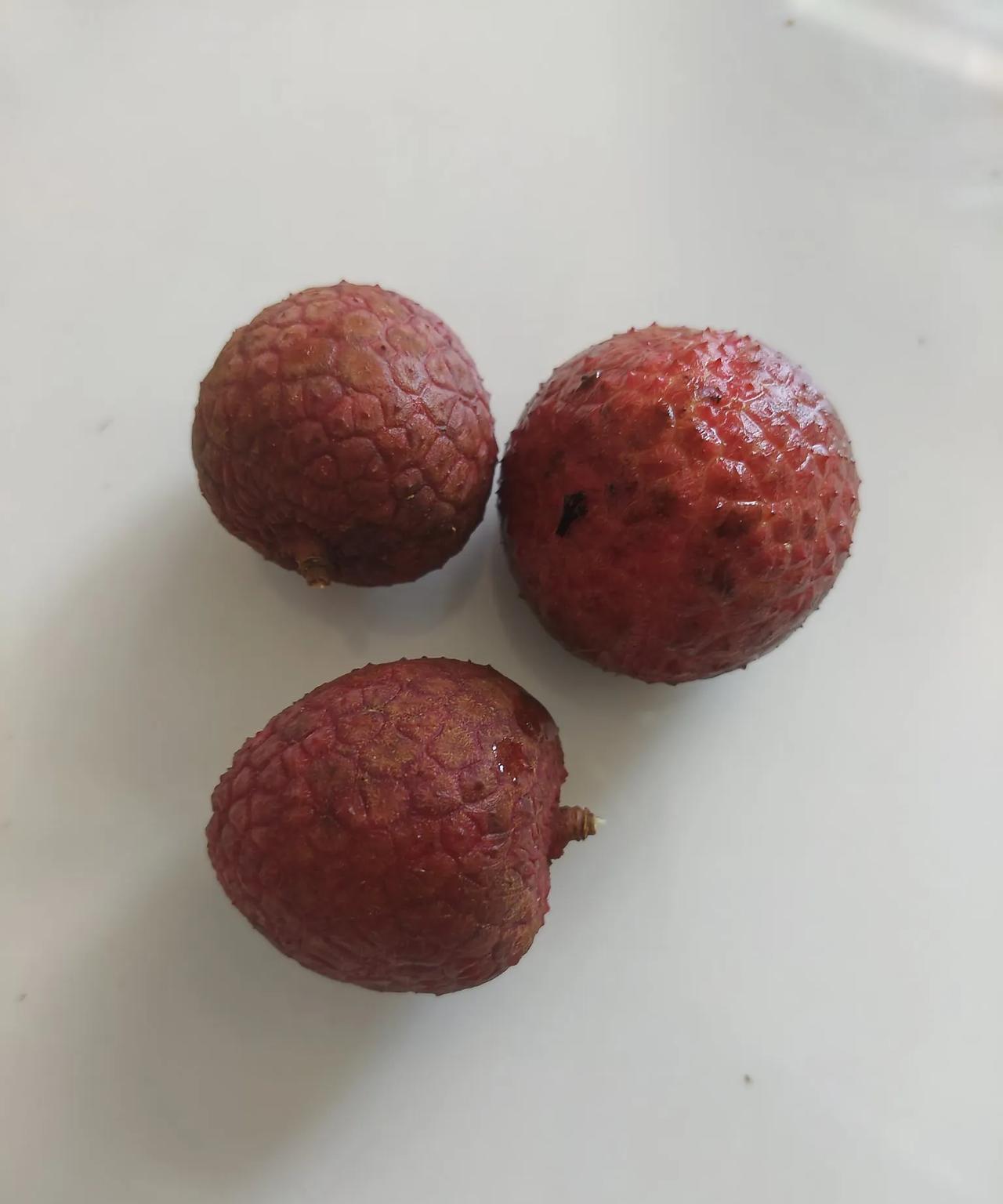没想到在北方城市也能品尝到，这么便宜，这么好吃的荔枝了！
往年的荔枝都是高不可攀