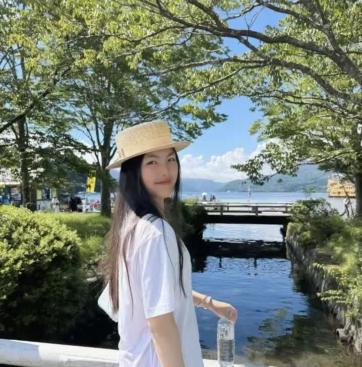 李湘晒出了正在过暑假的王诗龄，没想到一顶帽子不小心暴露了身价，果真贵族家庭孩子生