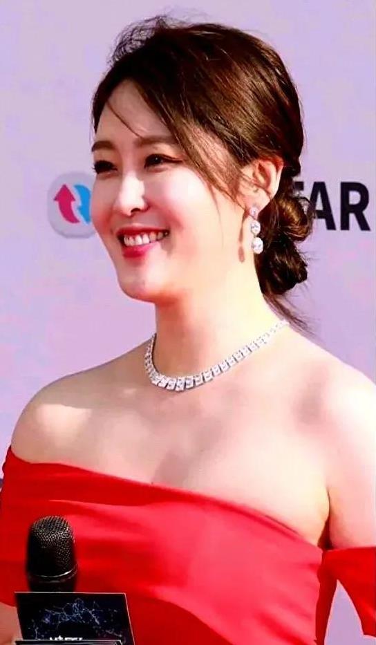 她的笑容超级有吸引力啊！尤其是穿红色的抹胸裙，太美啦！元气满满的笑容，不凡的气质