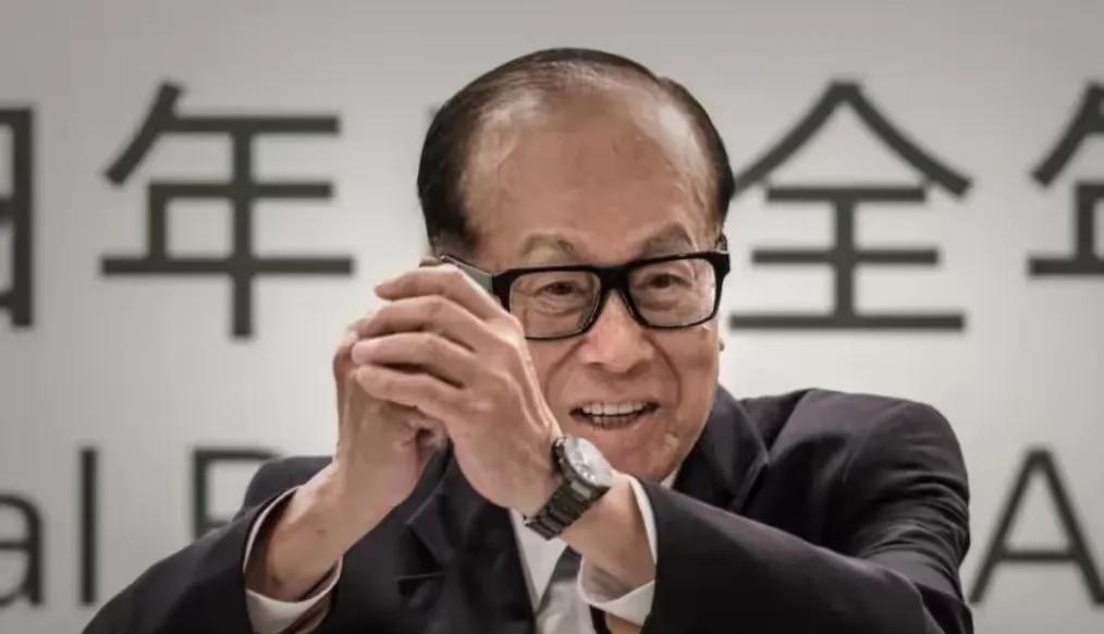 美帝毫无廉耻的极限施压，迫使李嘉诚最终妥协，卖掉43个港口的80%股权，套现19