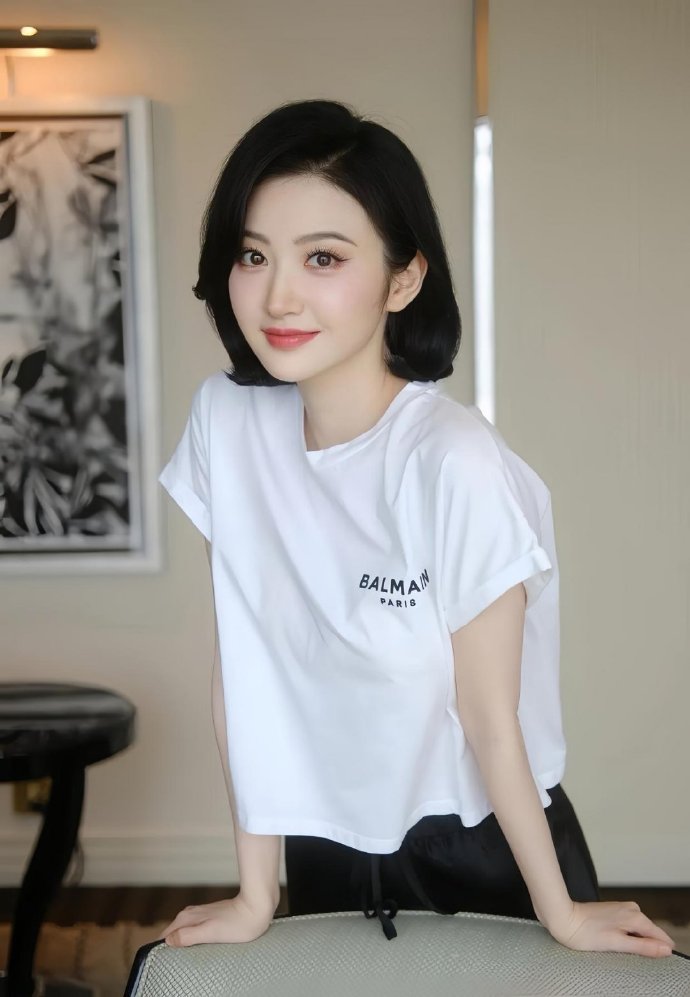 景甜居家拍写真，身穿白色T恤上衣搭黑色半身长裙，一头齐肩短发，好像美丽学姐啊