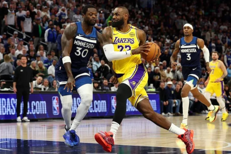NBA季后赛首轮的局面：

几乎没悬念～雷霆淘汰灰熊，骑士淘汰热火

有一点悬念