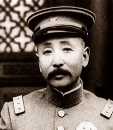 风沙漫天，街角的少年蜷在破庙门前，衣衫破旧，手脚冻裂。他才16岁，已经流浪了好几