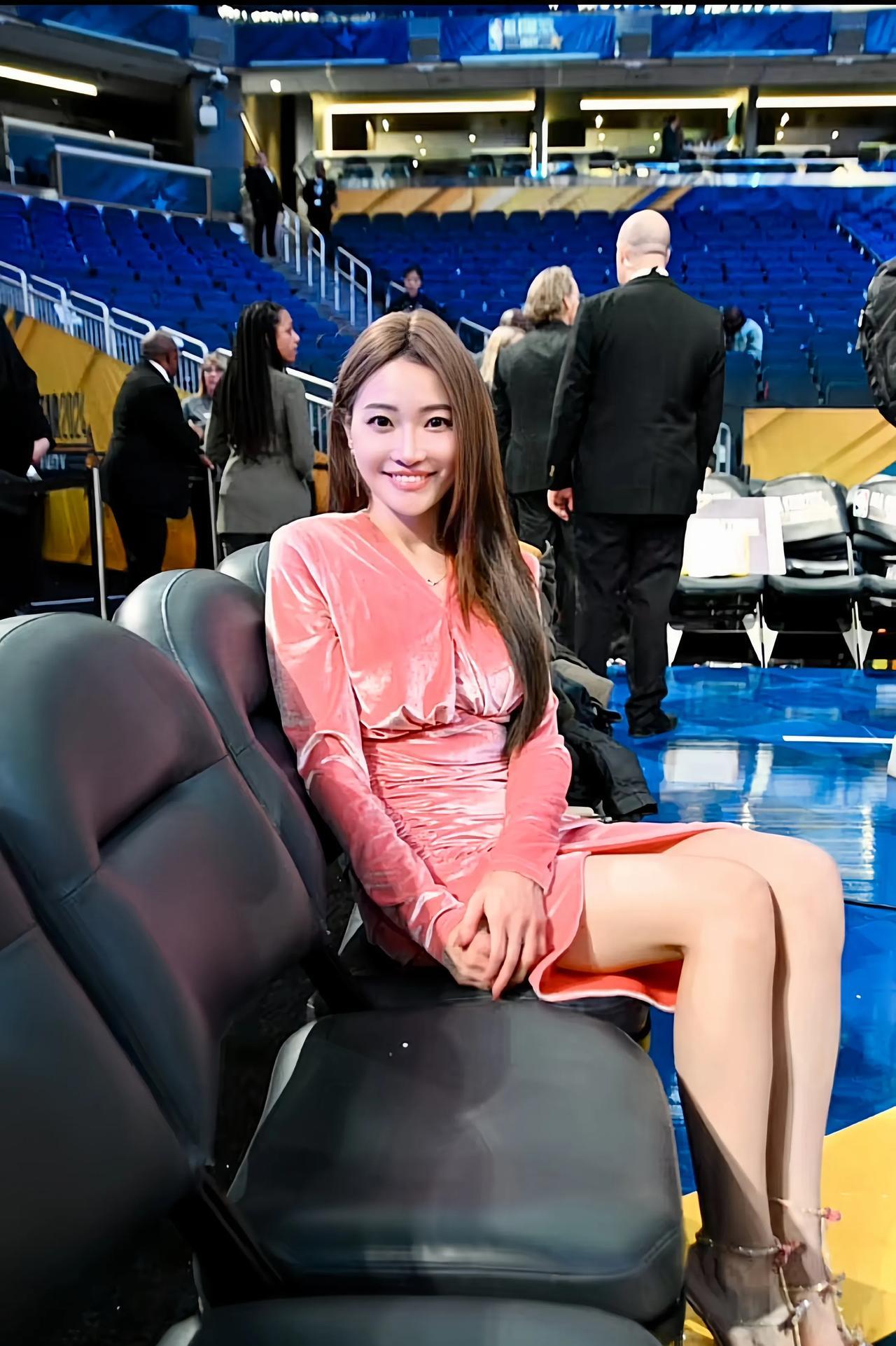 孟超身高约170厘米，是一位NBA赛场上的前方记者。
孟超不但人长得漂亮，性格开