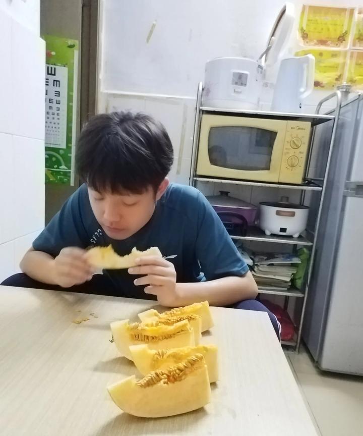 一个爱运动的初中生，饭量有多大？你们可以想象吗？
看看我家初中生的饭量吧，今天是