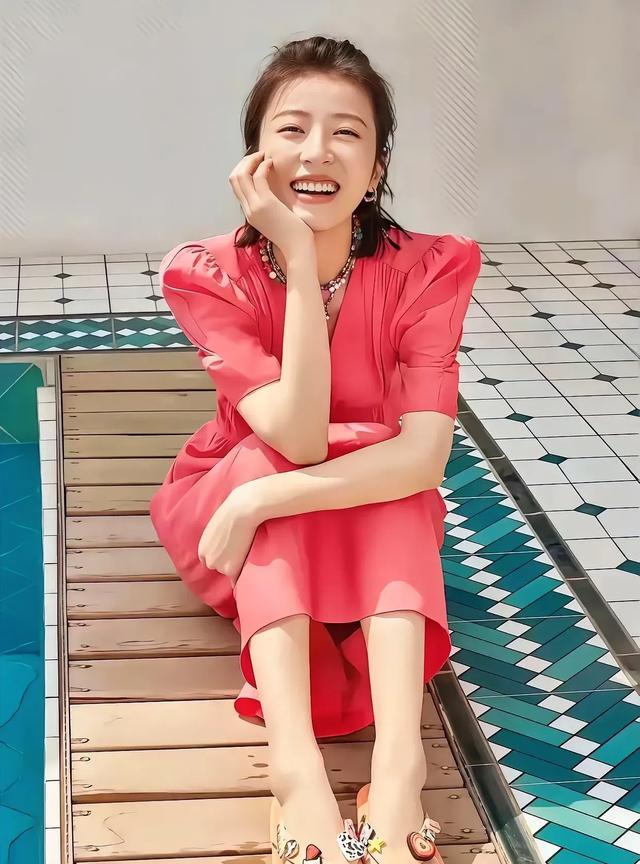 周雨彤呀，你可别再秀脚啦！肉乎乎的脚丫子简直太可爱了呢！她的脚好圆润啊！特别是那