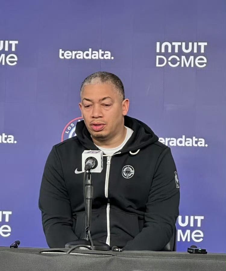 识时务者为俊杰！祖巴茨主动请缨担任替补，以维护球队六连胜的良好势头。
泰伦卢透露