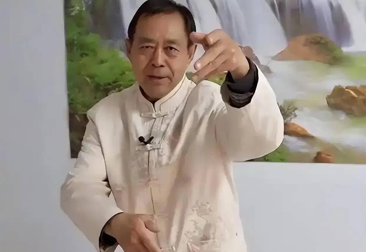 马保国确实出身武术世家…
他的爷爷和二爷爷，都是他老家附近有名的武林高手。他的爷