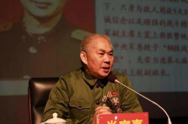 1979年，中越边境，一名战士在巡逻时，突然发现玉米地里有动静，他走过去一看，那