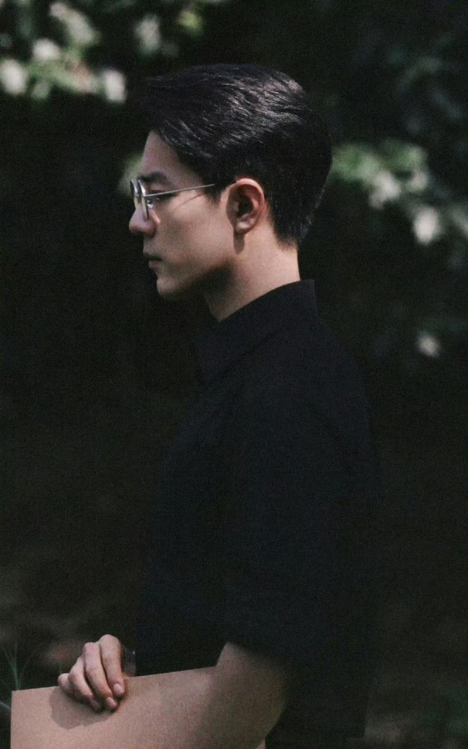 俊美清冷的年轻大学教授，严肃疏离，上他课的人特别多，每次都挤得满满一堂，但是课堂