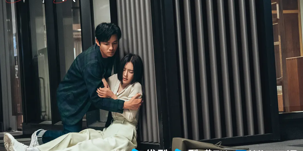    《亦舞之城》钟汉良和秦岚的演技没的说，虽然钟的年龄已经偏成熟了一点。搞不懂