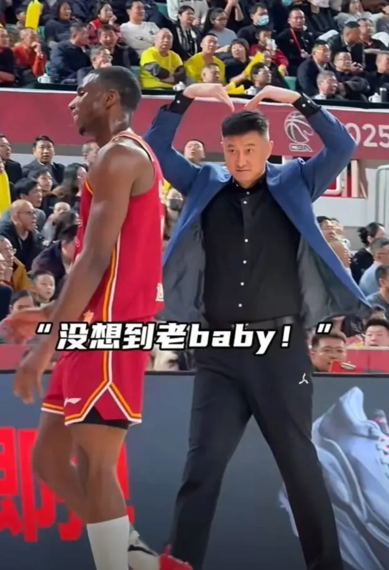 杜锋硬刚迪亚洛！
与广东男篮的比赛中，迪亚洛但凡进个好球后总不忘向杜锋及广东男篮