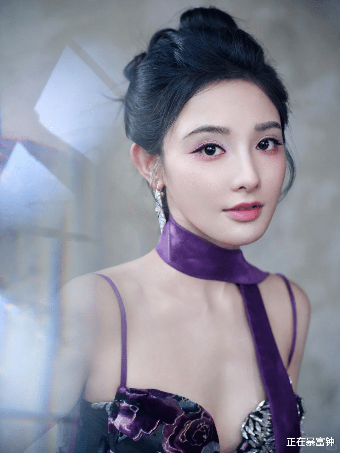 彭小苒新造型美出新高度！深 V 紫裙尽显成熟风情