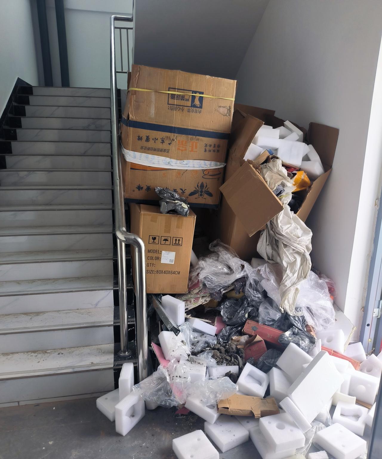 这几个人是局里安排的，你以后多关照点，上班第一天领导就给我打招呼了。关系户不怕，