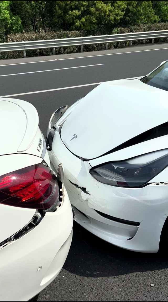 记一次惊心动魄的14车高速事故
这天天气不错，我行驶在常台高速上，路况也不错，我