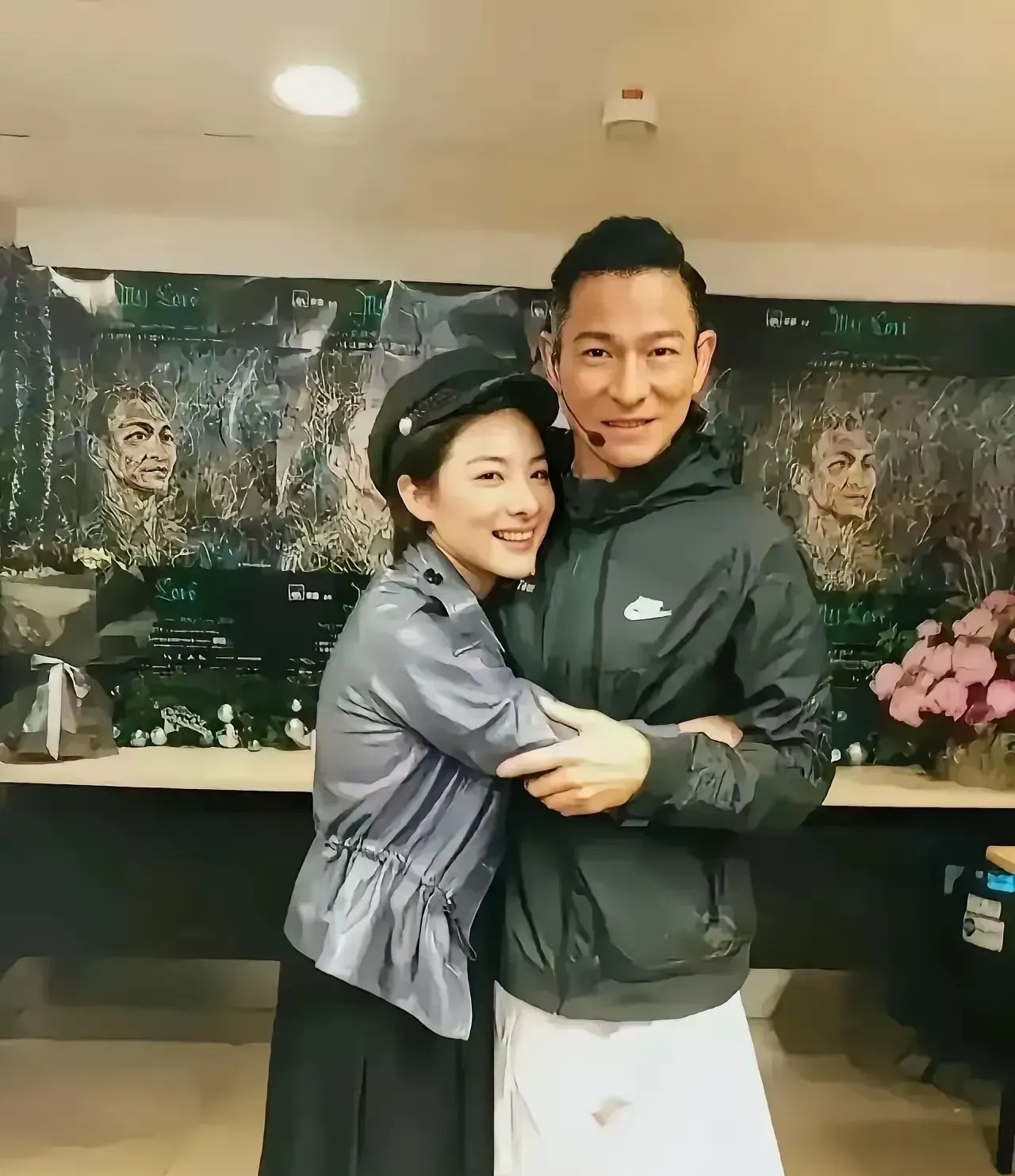 刘德华旁边女的是谁？非常有气质