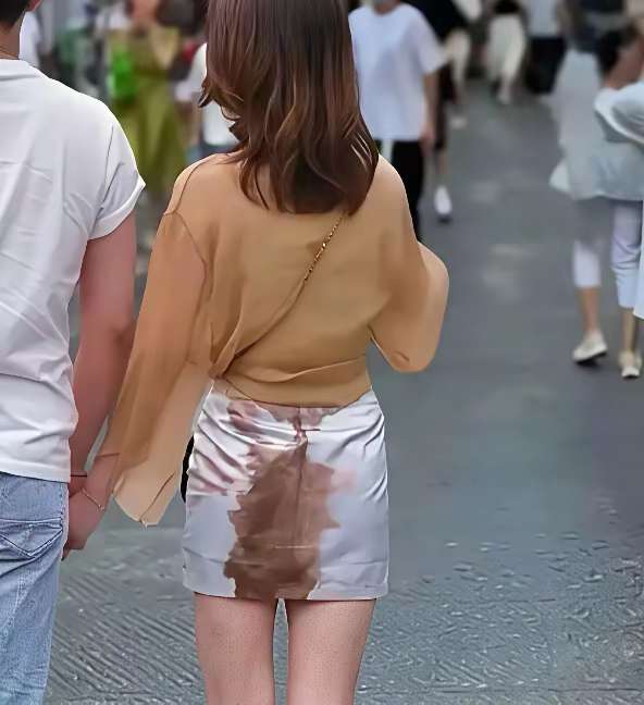 来，给大家看看巴黎世家1.3万美刀的姨妈裙，设计还挺独特啊，多省几片姨妈巾也能达