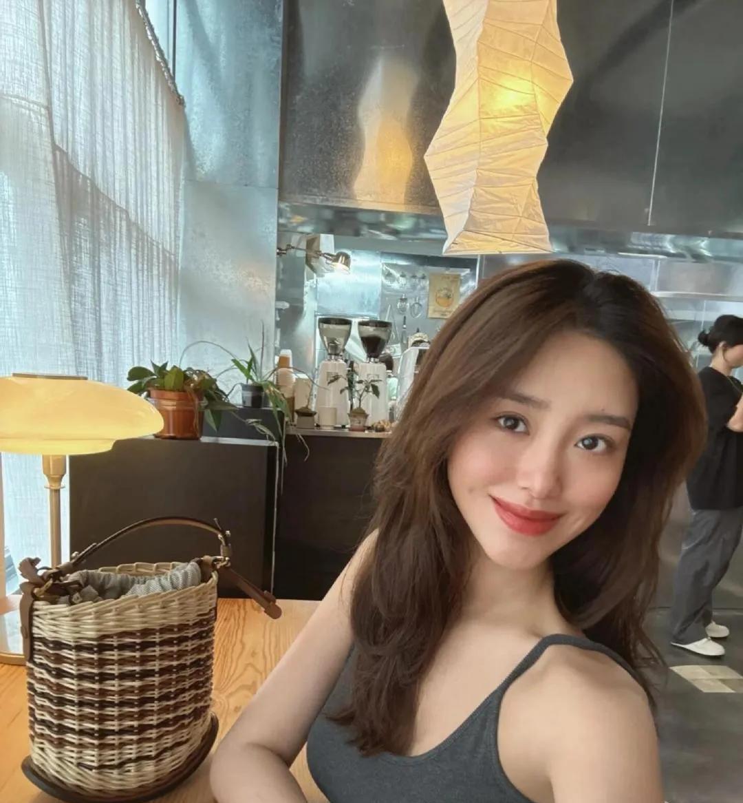 啥？杨采钰怀孕了？这小脸透着红光，四肢纤细，小腹平坦，完全是美少女状态！这怀孕状