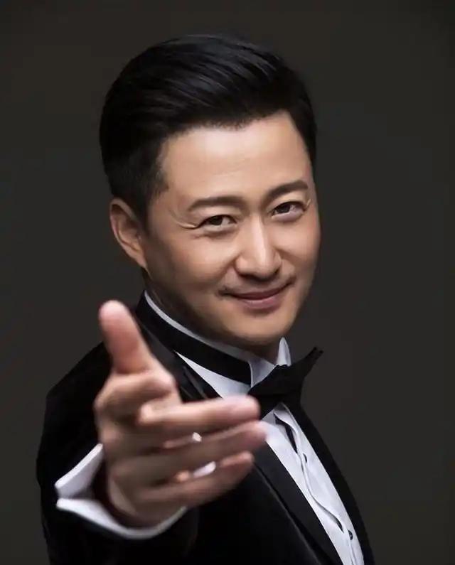 我才发现吴京成了全网最清醒的人！
为什么这样说？
最近不是继那尔那茜出现了负面新