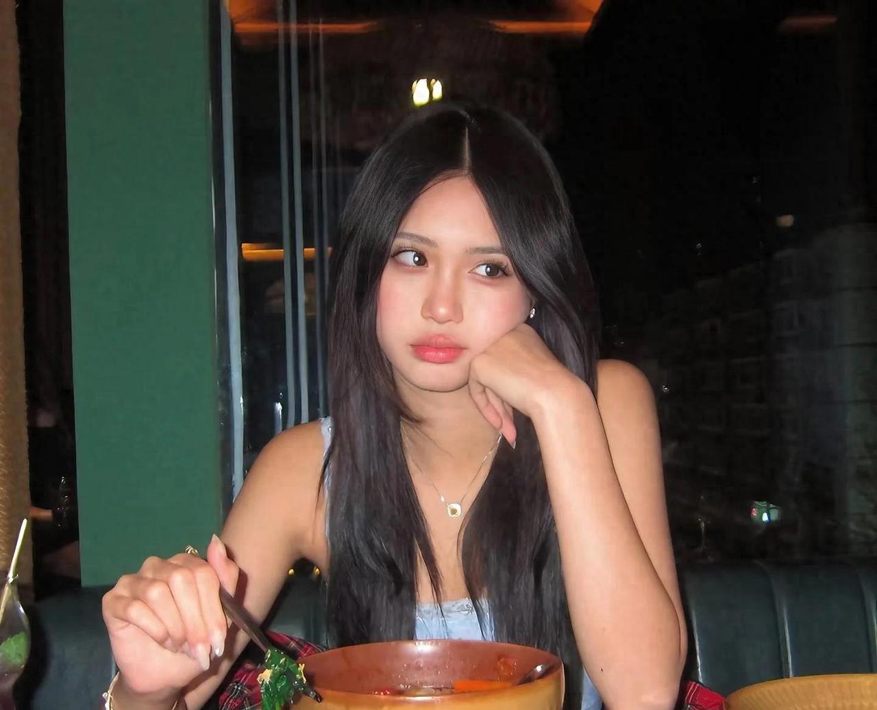 15岁Cayla T台首秀引关注，青春靓丽却现体态隐忧
在众多网友的云端关注下，