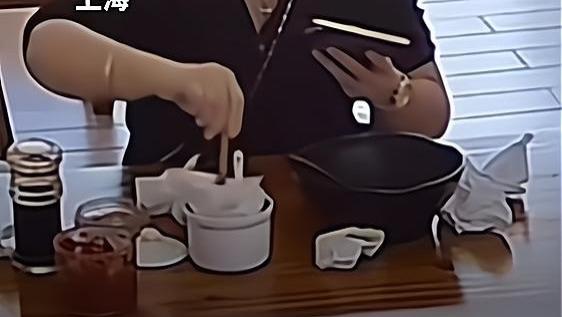 上海“鼻涕女”火了，又是一个精致女，怪不得作妖！