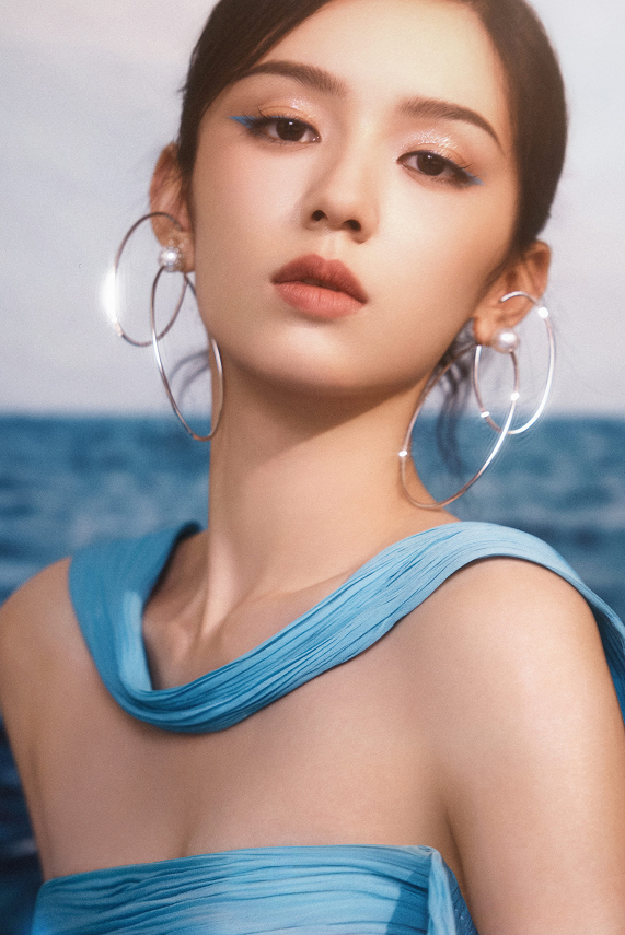 周也的性感蓝色礼服，她的风格真的很百变！