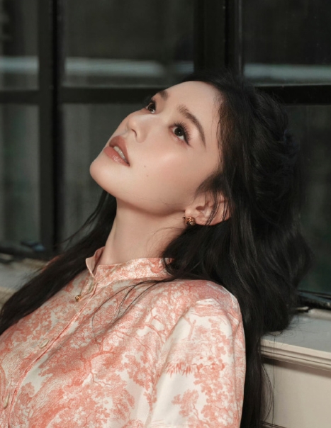 林允一袭粉调印花裙自带温婉贵气，编发轻垂恰似民国留洋千金回府，眉眼笑起来时，像藏