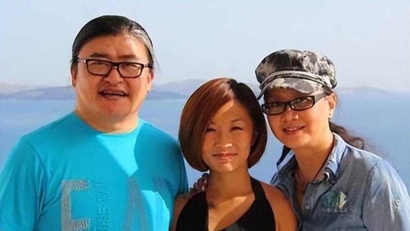 61岁刘欢现状：病痛折磨下仍旧开朗豁达，拄拐出行与朋友谈笑风生