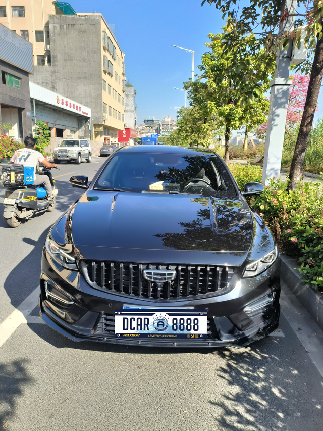 星瑞隐藏功能
1.充电线预留孔
图二就是充电线预留孔，这个孔直接可以让充电线从下