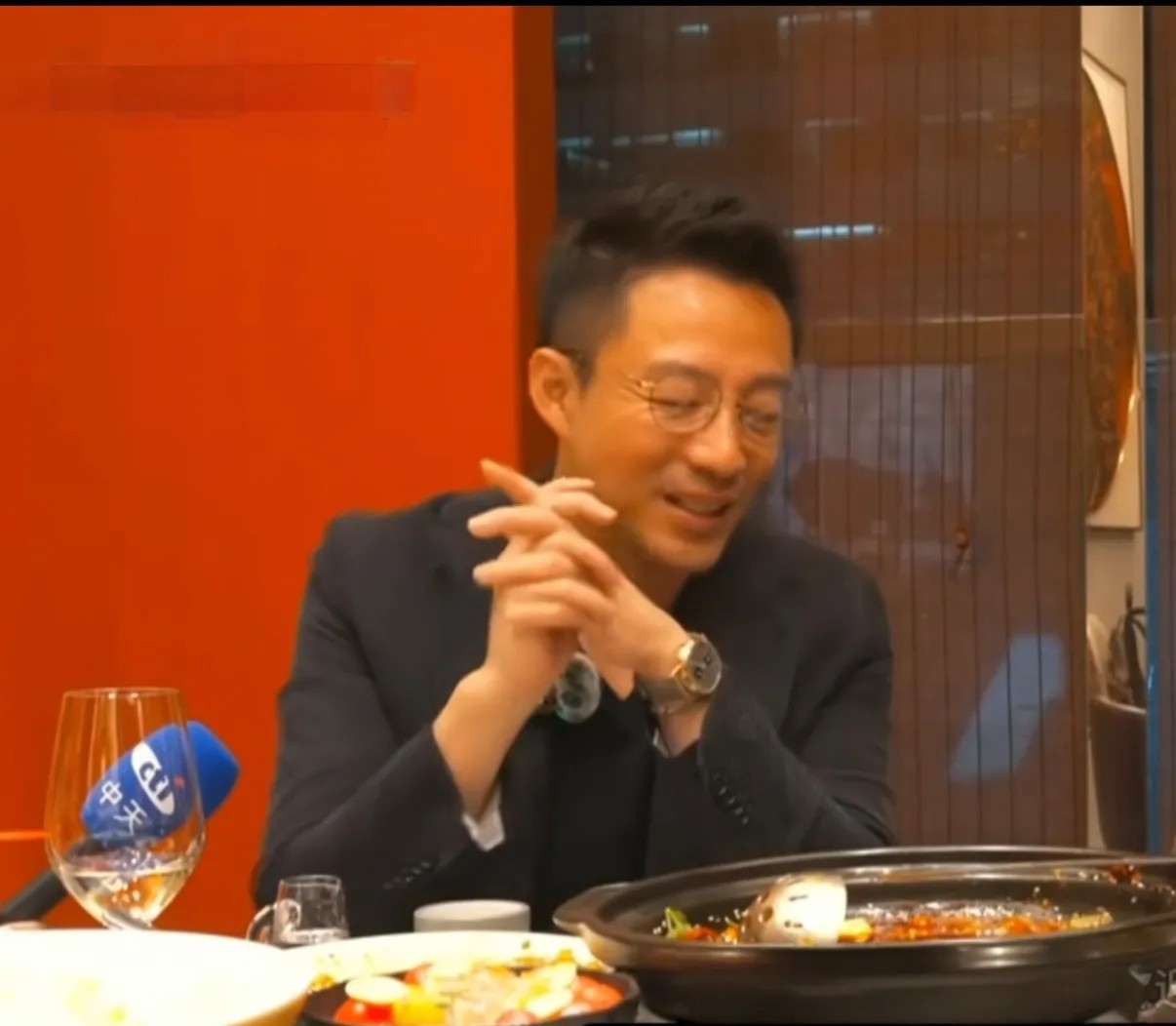 我猜到汪小菲会和陈之汉碰面，
也预料到了他会请人家吃麻六记，
但我唯独没有想到，