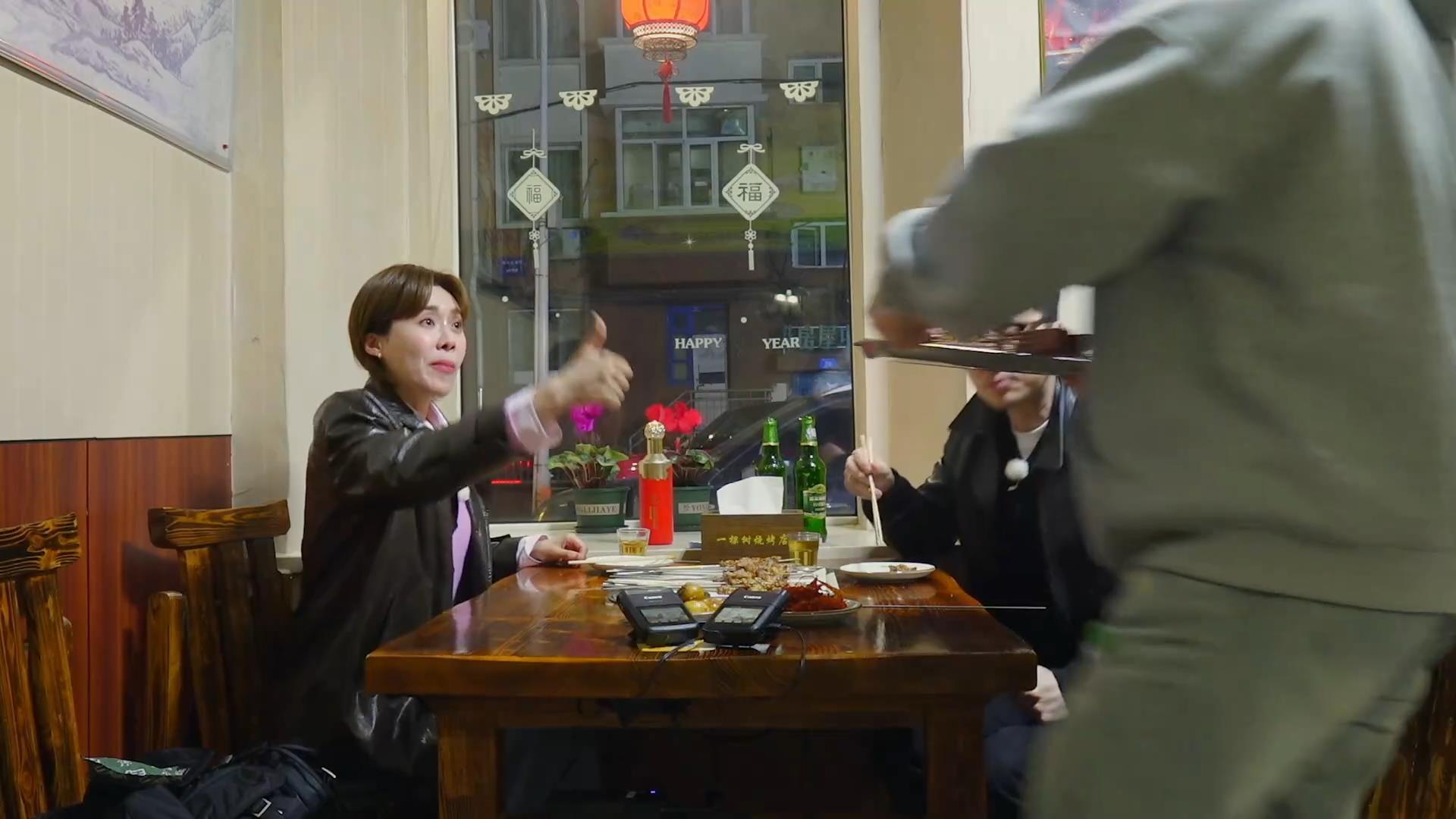 韩国明星在哈尔滨吃烧烤，一口肉下去，惊得嘴都合不上了！
韩国明星在哈尔滨旅游，二