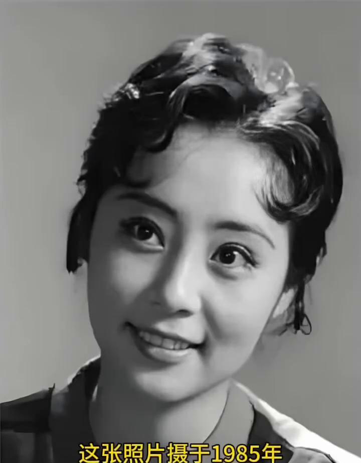 这张照片摄于1985年，庞敏留着利落短发，眼睛又大又亮，笑起来一口白牙，浑身透着