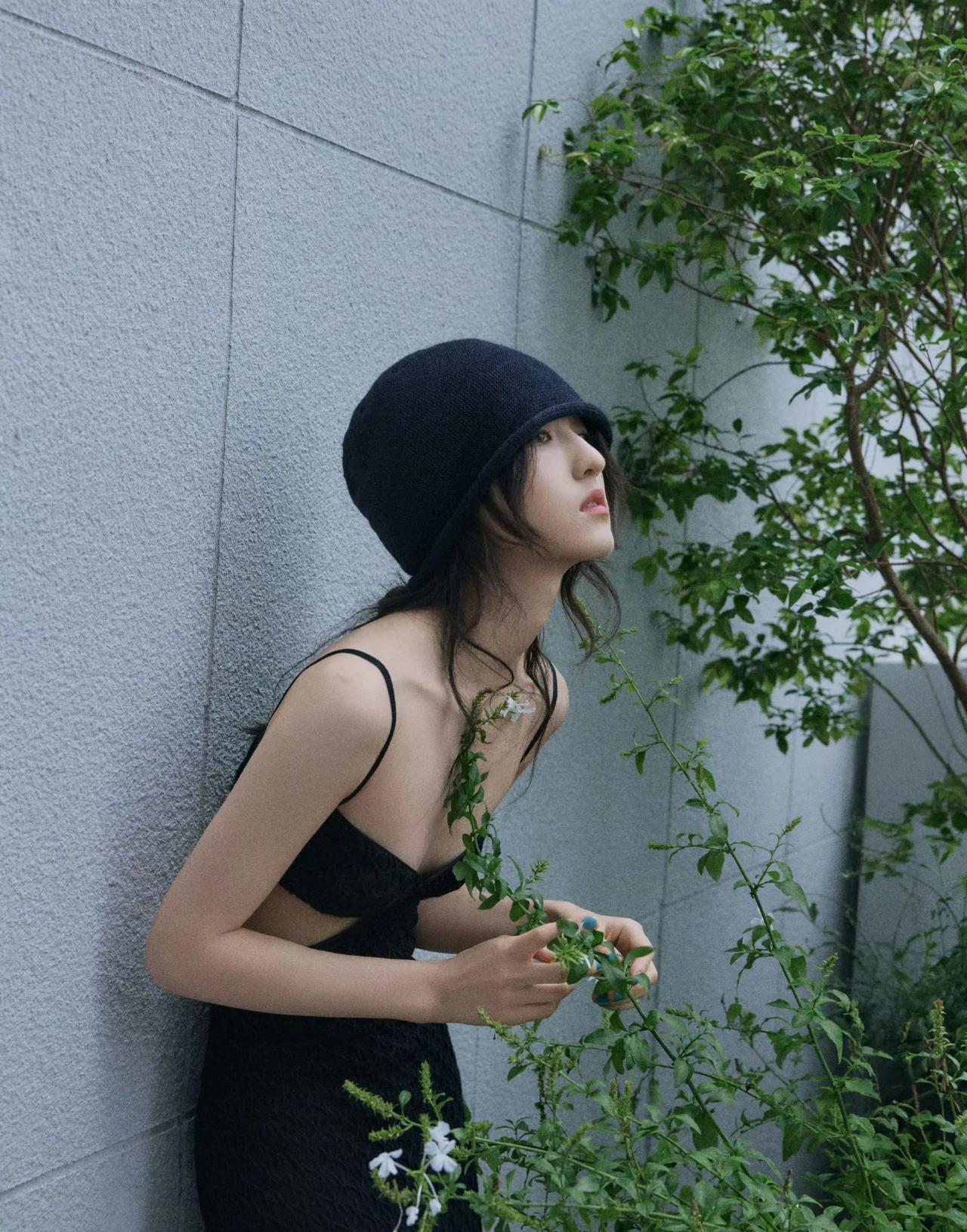张子枫真是彻底成了小个子女生了，冷帽+礼服，这个搭配太酷了，张子枫真的很有时尚风
