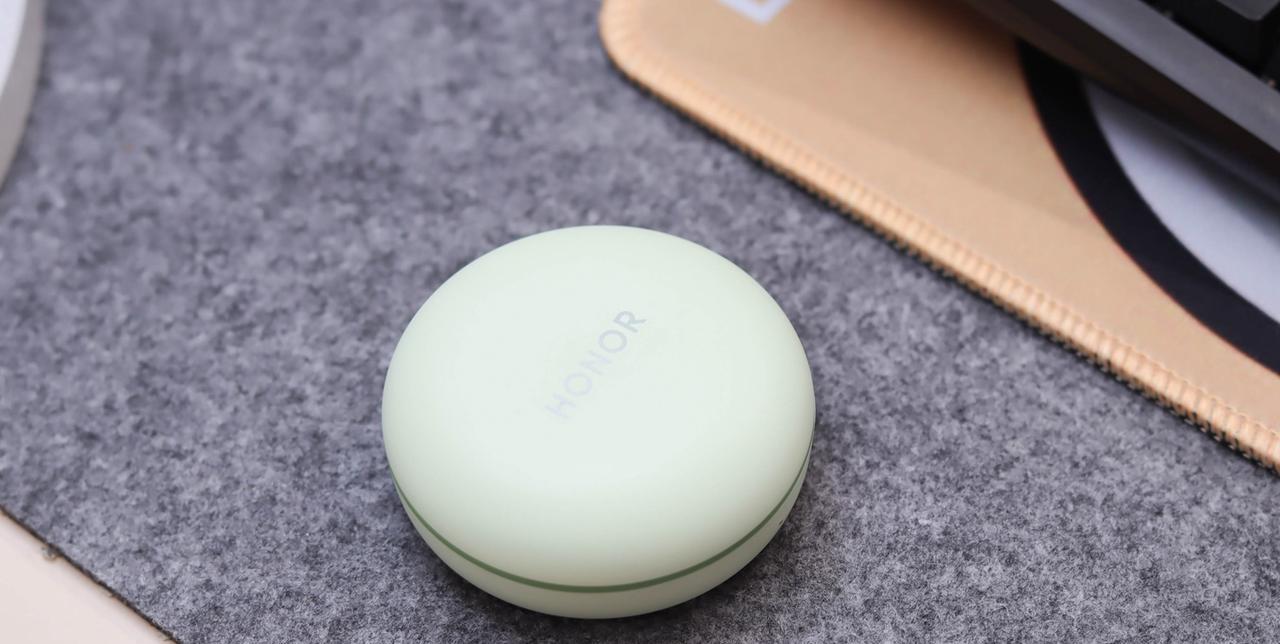 前几天的荣耀X70以“低价大杯”确实一炮打响了~
不知道大家留意没，还同步发售了
