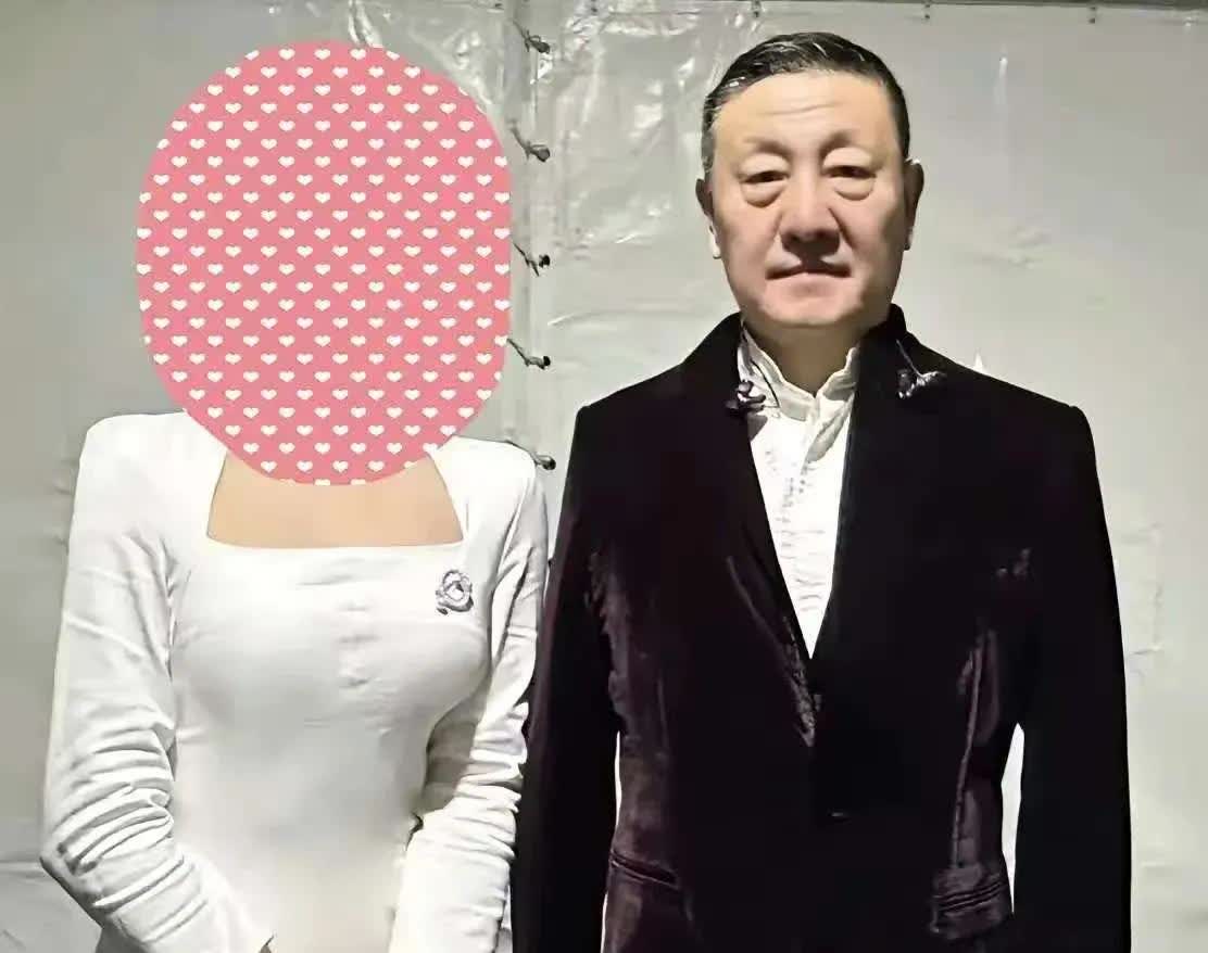 不知道大家有没有发现，
韩磊事件里那个自称治愈的女子，
我发现她有一个很严重