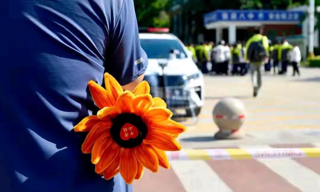 滨州市城管局近日发布安全倡议，强调滨州绿道禁止摩托车和电动车通行。此举旨在保障绿