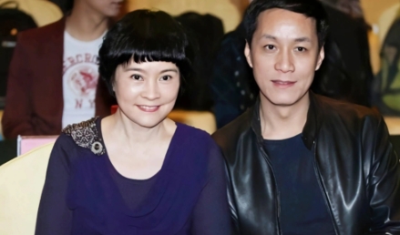 2001年，电视剧《不要和陌生人说话》一经播出，冯远征将饰演的男主角“安嘉和”这
