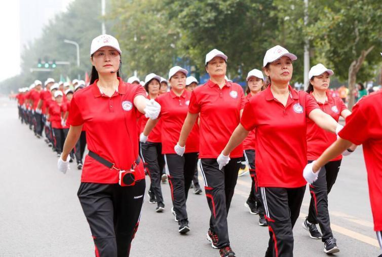 今天才知道，暴走团原来是门大生意。组织者靠卖团服赚钱，春夏秋冬四套，一人一年一两