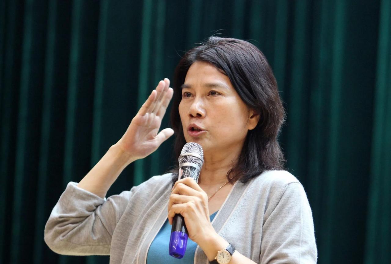 董大姐这句“我们要能扎根中国土地上的人”，说到了很多普通家庭孩子的心坎里。
如今