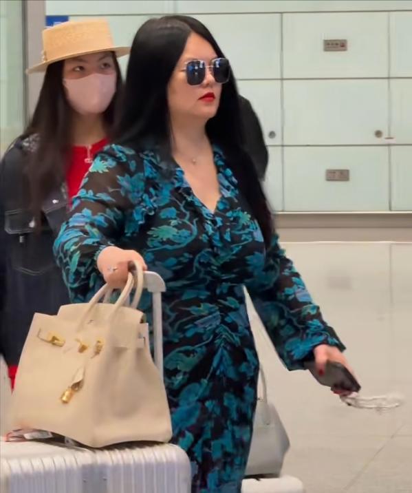 李湘这胖，胖得真实在，我估计她都后悔了~！

49 岁近照曝光，赘肉晃得明显