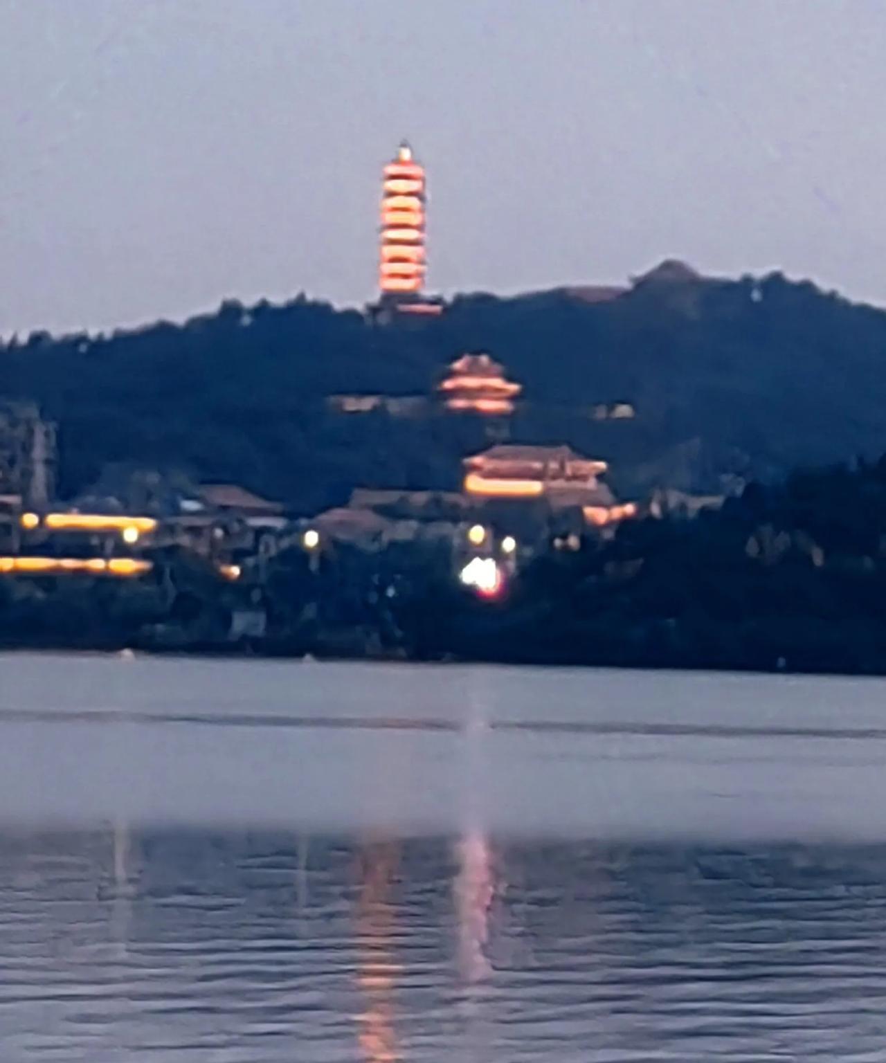 上联：一生情注山水景
下联：？