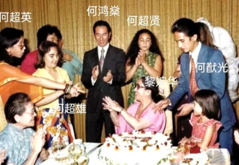 四张全家福，四位太太，十七个孩子，赌王的笑纹里夹着算盘声。
他每添一张合影，就把