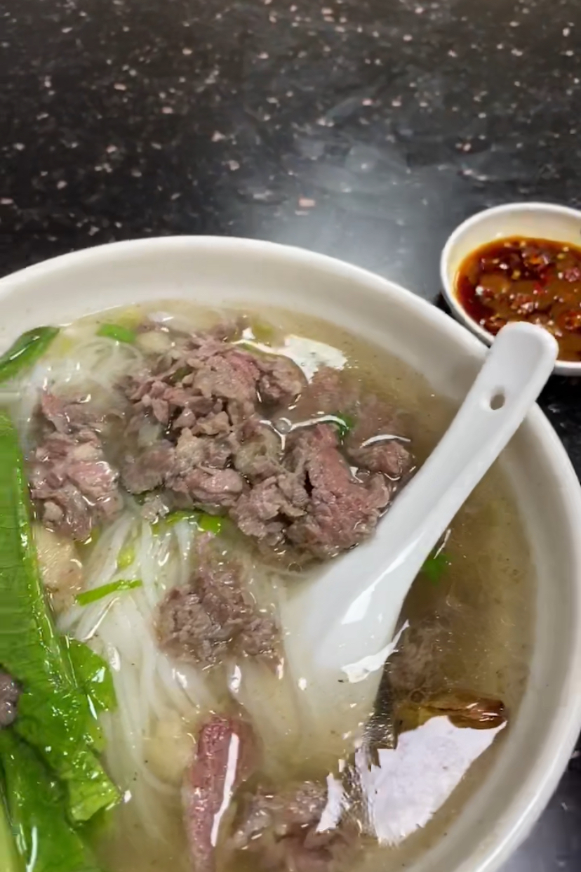 你在深圳吃一碗牛肉粉，应该也就潮汕牛肉粉，会给你整上几片新鲜牛肉了吧！

像什么