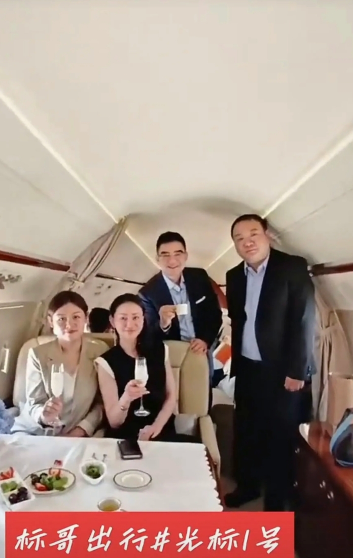 “标哥”不装了！
“首善”陈光标近日从外地到北京去开会，乘坐私人飞机前往，看到飞