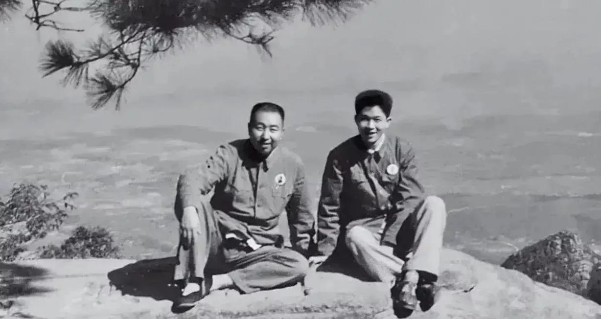 1970年8月，华国锋与秘书曹万贵在庐山蟾蜍石上合影留念，永恒的回忆！他们亲切交